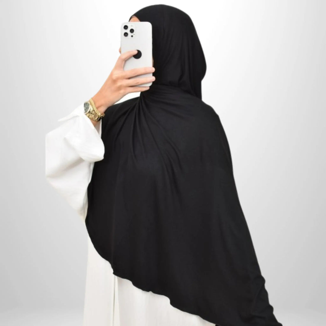 Comment choisir la couleur de son hijab selon sa carnation ? (Guide 2025)